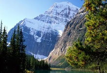 失良机！齐尔克泽左路传中，霍伊伦脚后跟打门稍稍偏出.